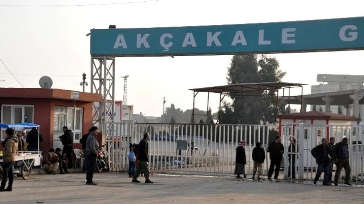 Suriyeliler Akçakale Gümrük Kapısı\'nda Bekliyor