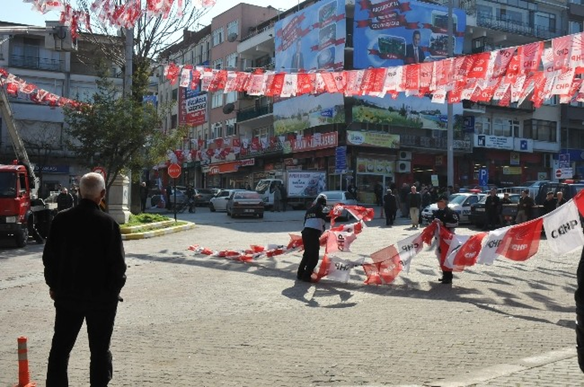 Akçakoca\'da Siyasi Partilerin Bayrak Krizi Sona Erdi