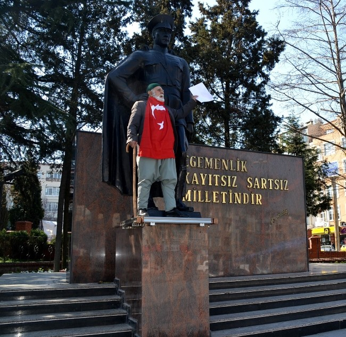 Atatürk Heykeline Çıkan Yaşlı Adam Bankayı Şikayet Etti