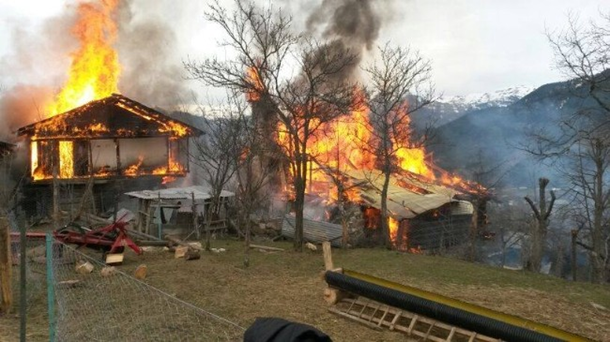 80 Yıllık Ahşap Ev Kül Oldu