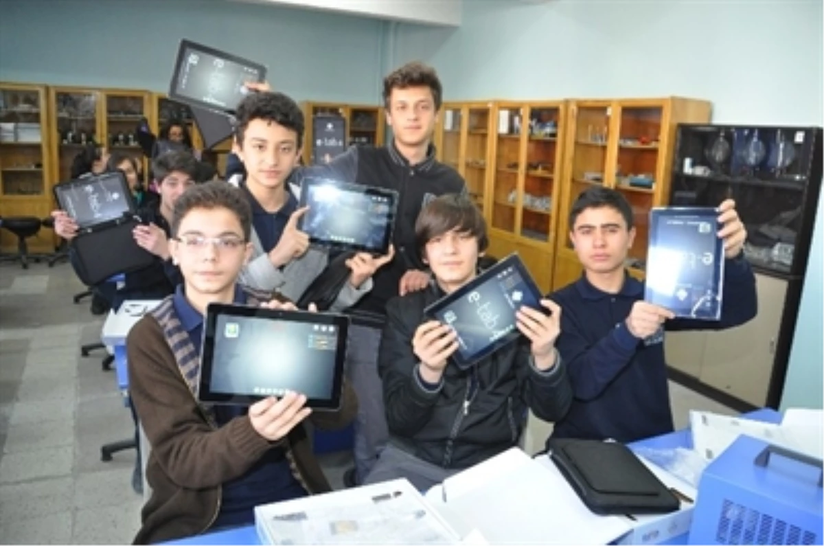 Bozkır\'da Tablet Bilgisayar Dağıtıldı