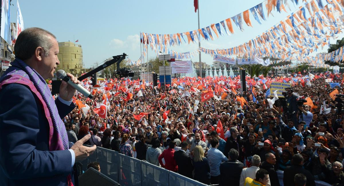 Başbakan Erdoğan: Bana Neden Atatürk Posteri Sallıyorsun