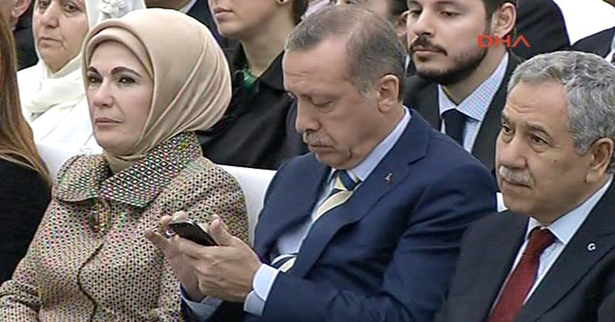 Başbakan\'ın Cep Telefonuyla Uğraşması Dikkat Çekti