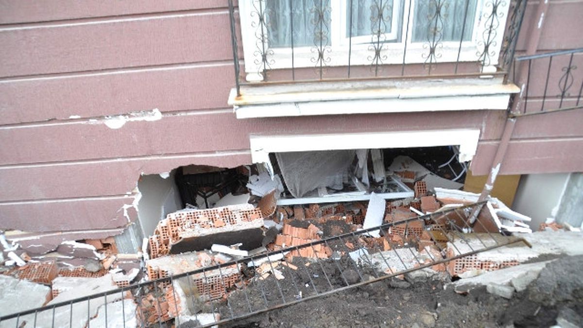 Devrilen İstinat Duvarı, Öğrenci Evinin Duvarını Yıktı