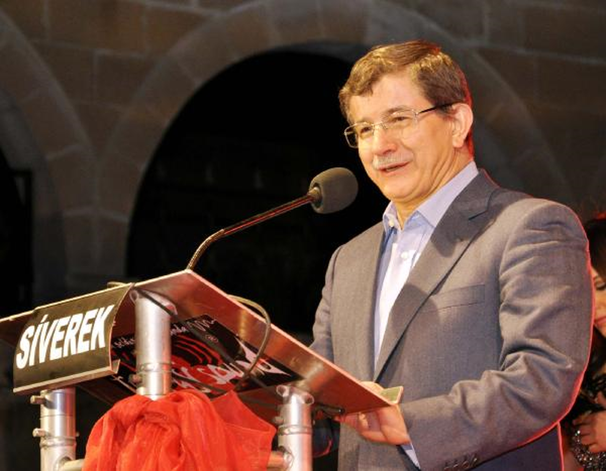 Dışişleri Bakanı Ahmet Davutoğlu, Siverek\'teki Temasları Kapsamında TRT 6 Dizinin \'Baye Feleke\'...
