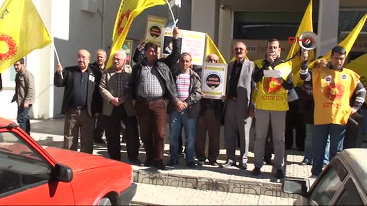 Eğitim Sen\'e Bağlı Öğretmenlerden Hükümete Protesto