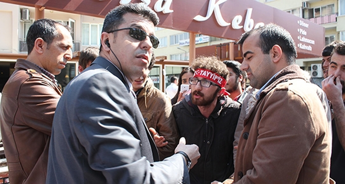 'Biz de AKP'liyiz' Dediler, Gözaltına Alındılar
