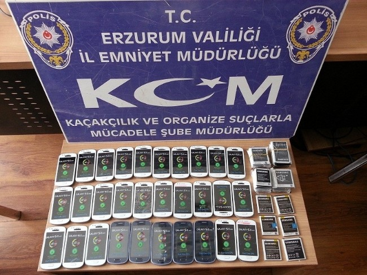 Kaçak Cep Telefonu ve Sigara Ele Geçirildi