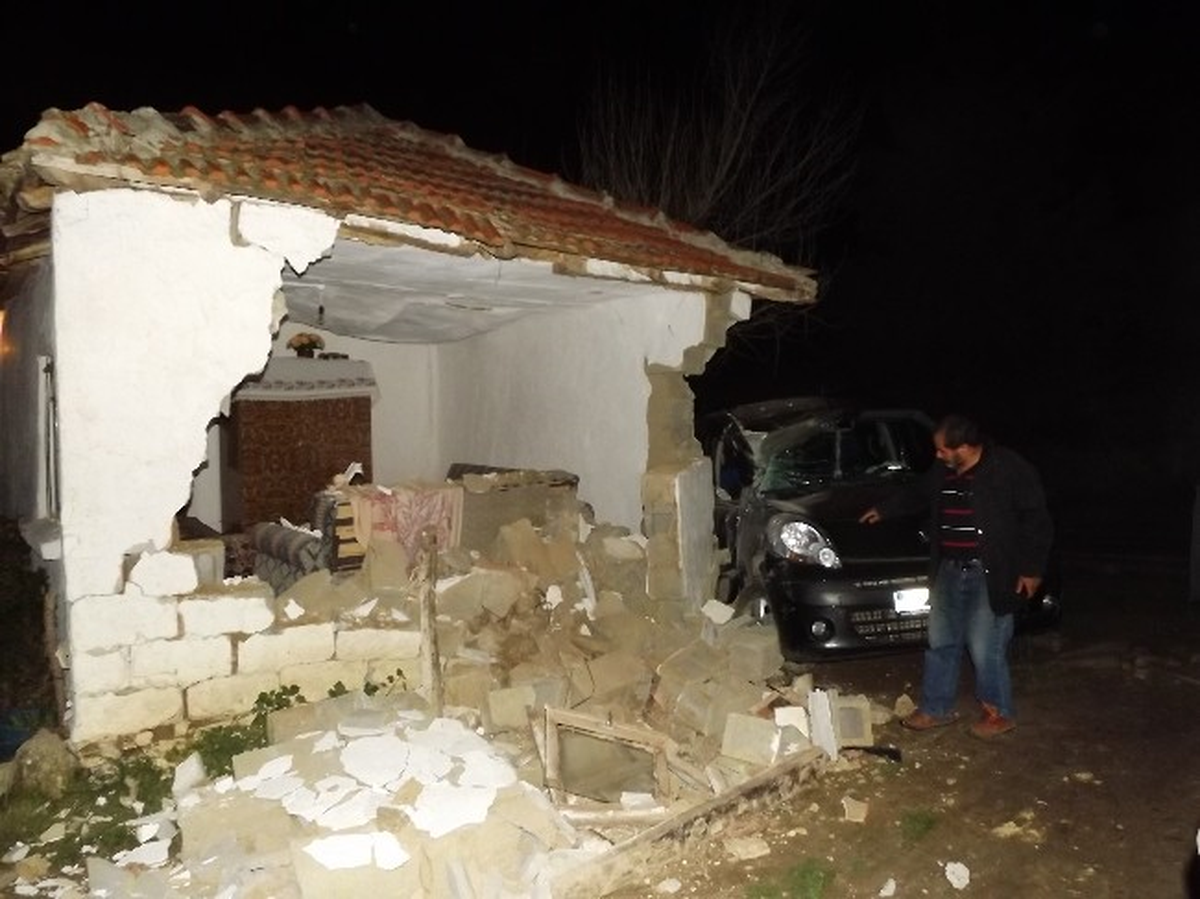 Hafif Ticari Araç Evin Duvarını Yıktı