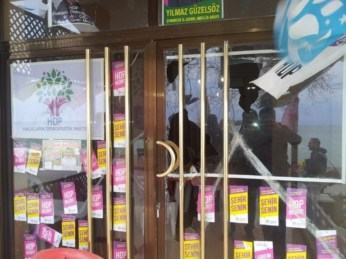 HDP Seçim Bürosuna Taşlı Saldırı