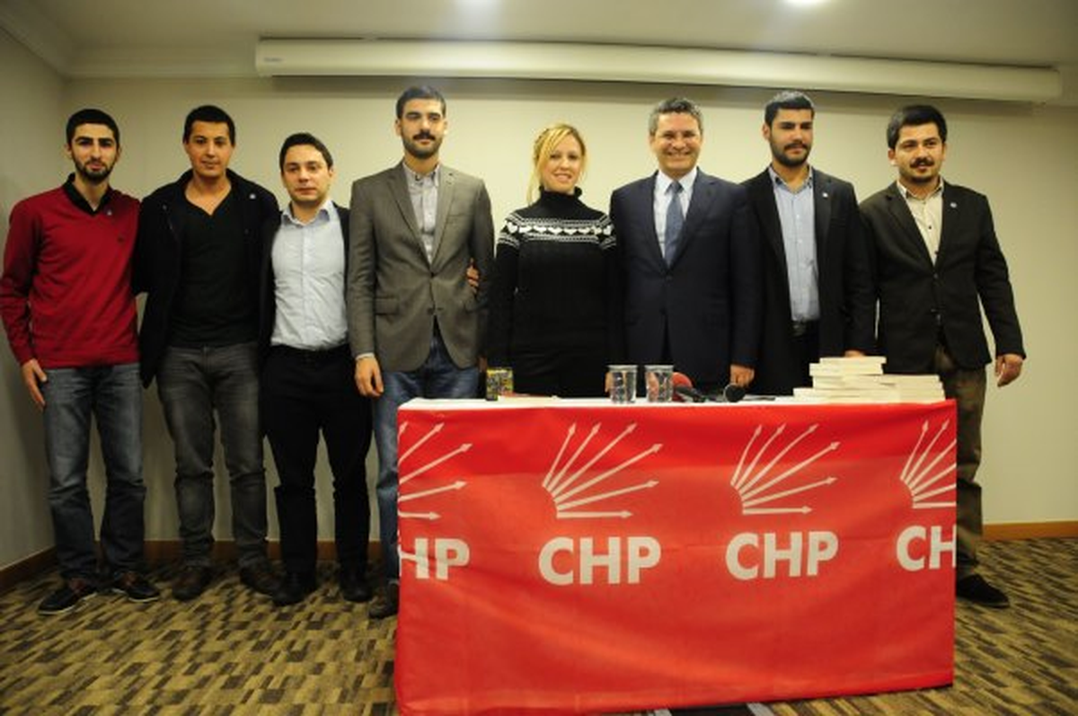 İlk Defa Oy Kullanacak Yüzlerce Genç CHP\'ye Katıldı