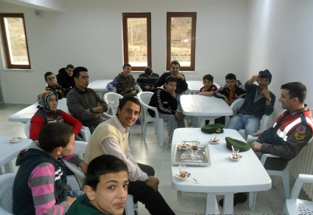 Jandarmadan Öğrencilere Hem Ziyaret Hem Trafik Eğitimi