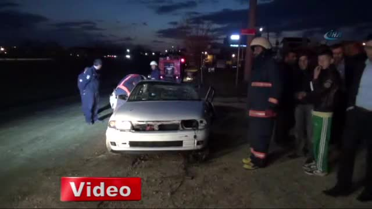 Kazada İkiye Ayrılan Otomobilden Sağ Çıktılar