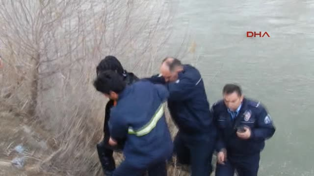 Kızılırmak\'a Atlayan Kızı, Çevredekiler Kurtardı