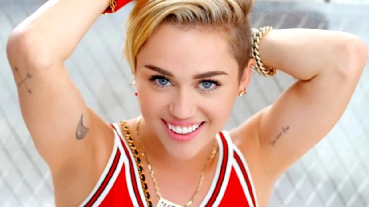 Miley Cyrus Dudağının İç Kısmına Dövme Yaptırdı