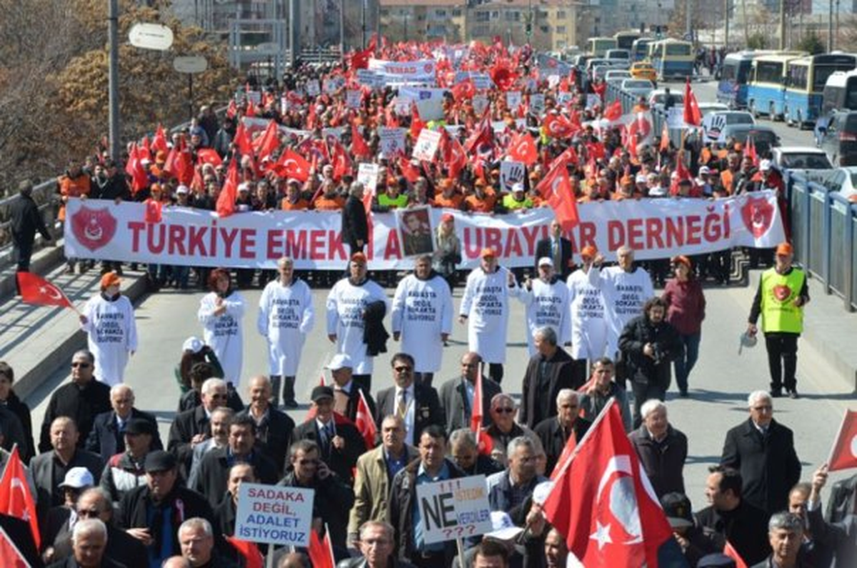 On Binlerce Astsubay Ankara\'da Hak Aradı