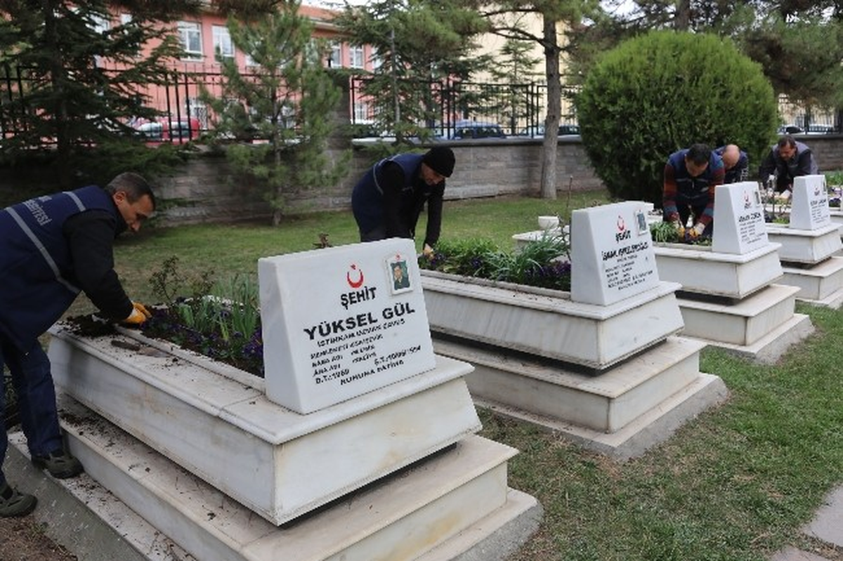 Şehitlikler Çiçeklerle Donatılıyor