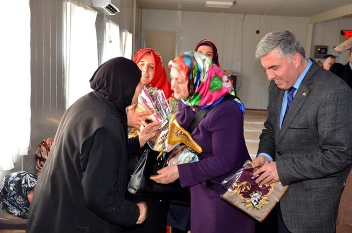 Suriyeli Kadınlara Başörtüsü Dağıtıldı