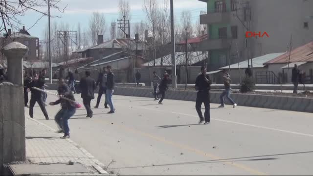 Validen Siyasilere Şiddet Uyarısı