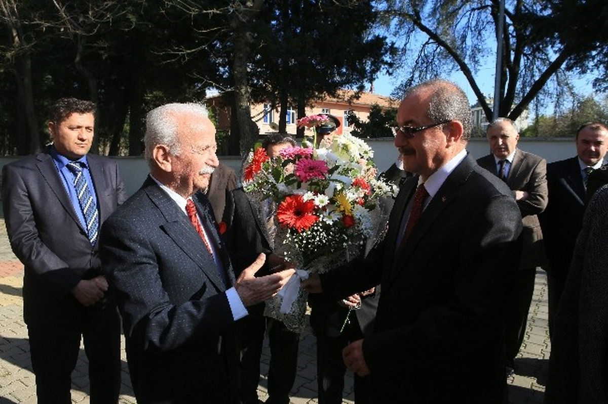 Kahramanmaraş Valisi Kocatepe, Yaşlılara Karanfil Dağıttı