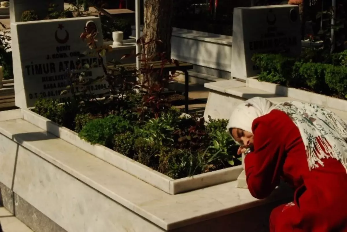 18 Mart Şehitleri Anma Gününde Aileleri Şehitliğe Akın Etti