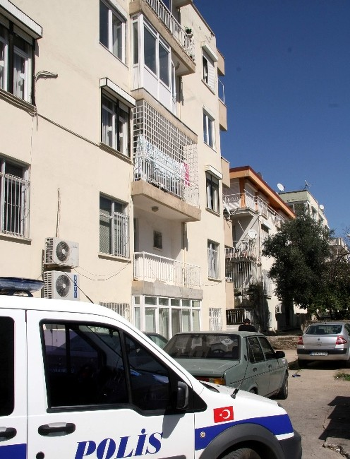 Antalya\'da Balkondan Düşen Tamirci Öldü