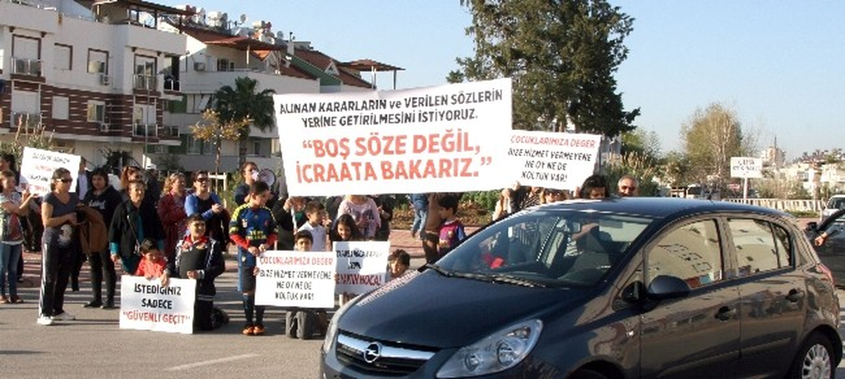 Antalya\'da Üst Geçit Eylemi