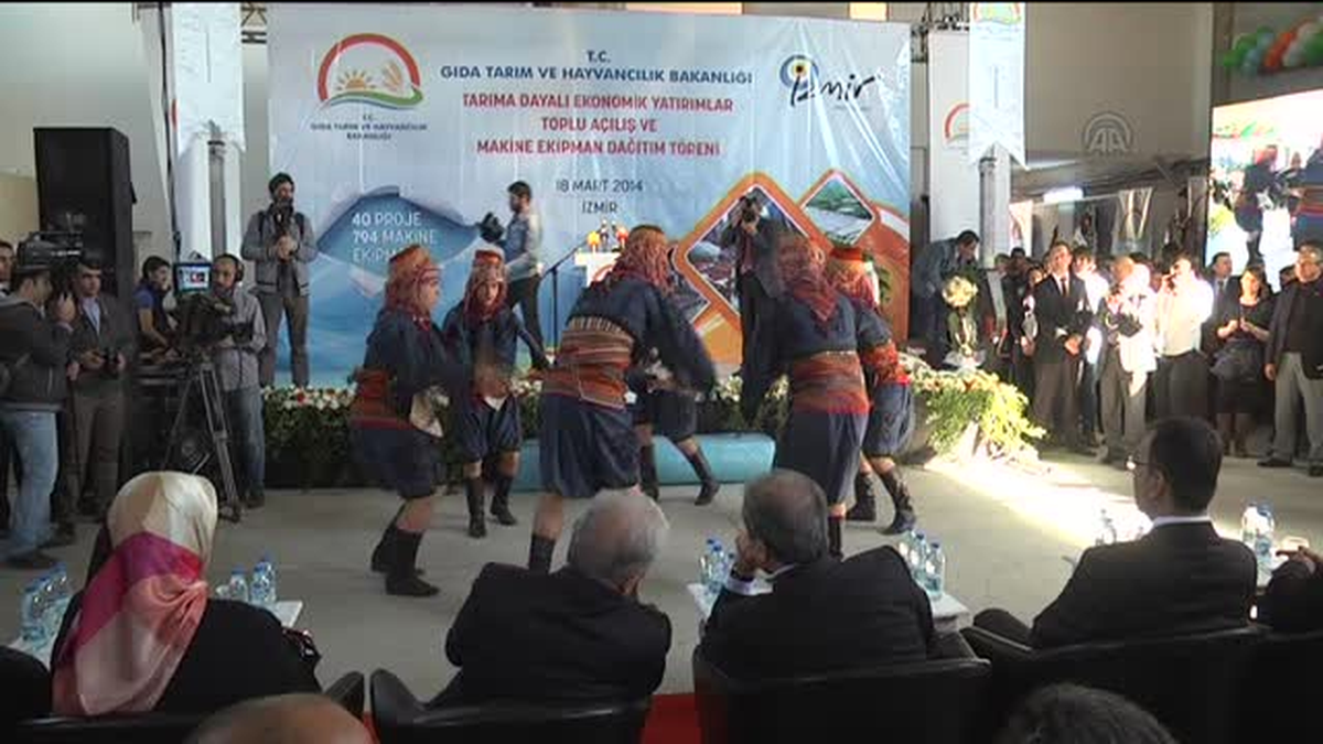 Bakan Eker, kepenek giydi, oğlakları sevdi -