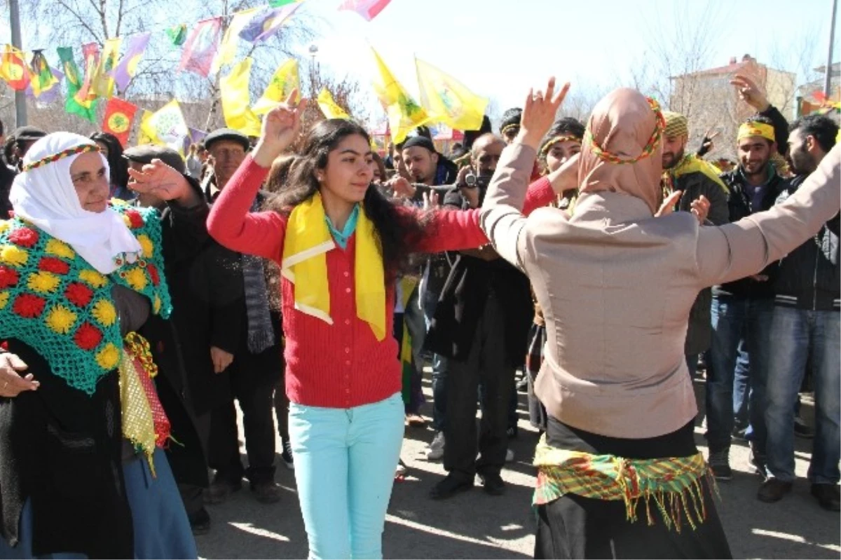 BDP\'liler Nevruz\'u Terekeme Müziği Eşliğinde Kutladılar