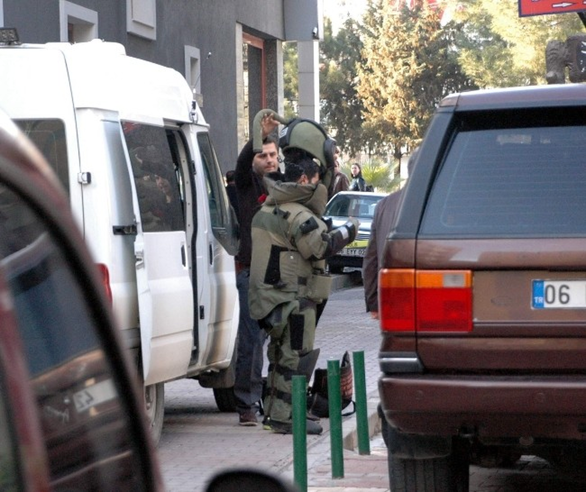 Bina Girişindeki Şüpheli Valiz Polisi Alarma Geçirdi