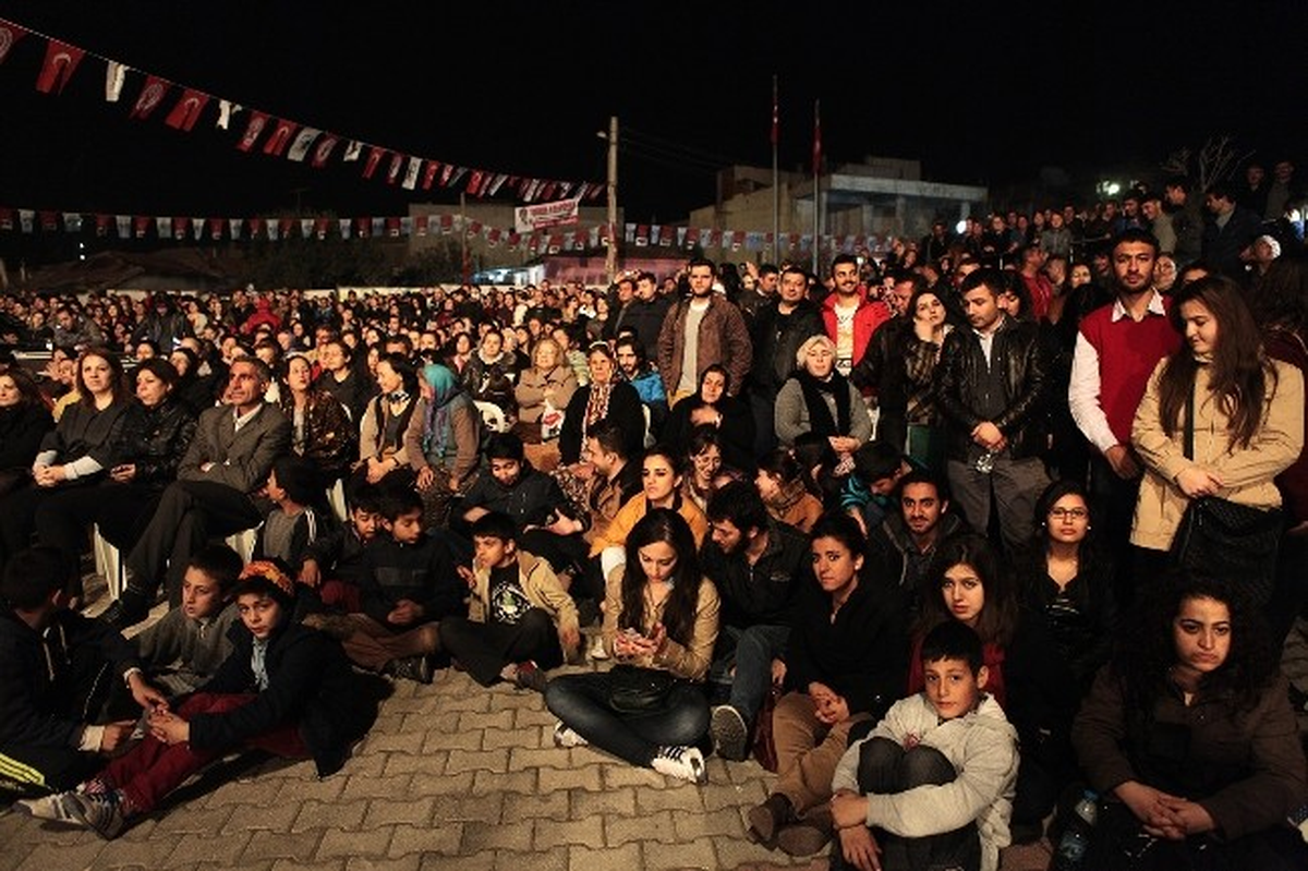 Bornovalılar Nevruz\'u \'Kardeş Türküler\' ile Kutladı