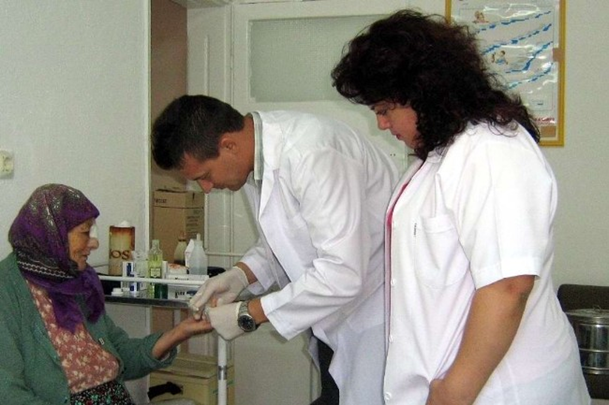 Burhaniye\'de Belediye Sağlık Hizmetini Vatandaşın Ayağına Götürüyor