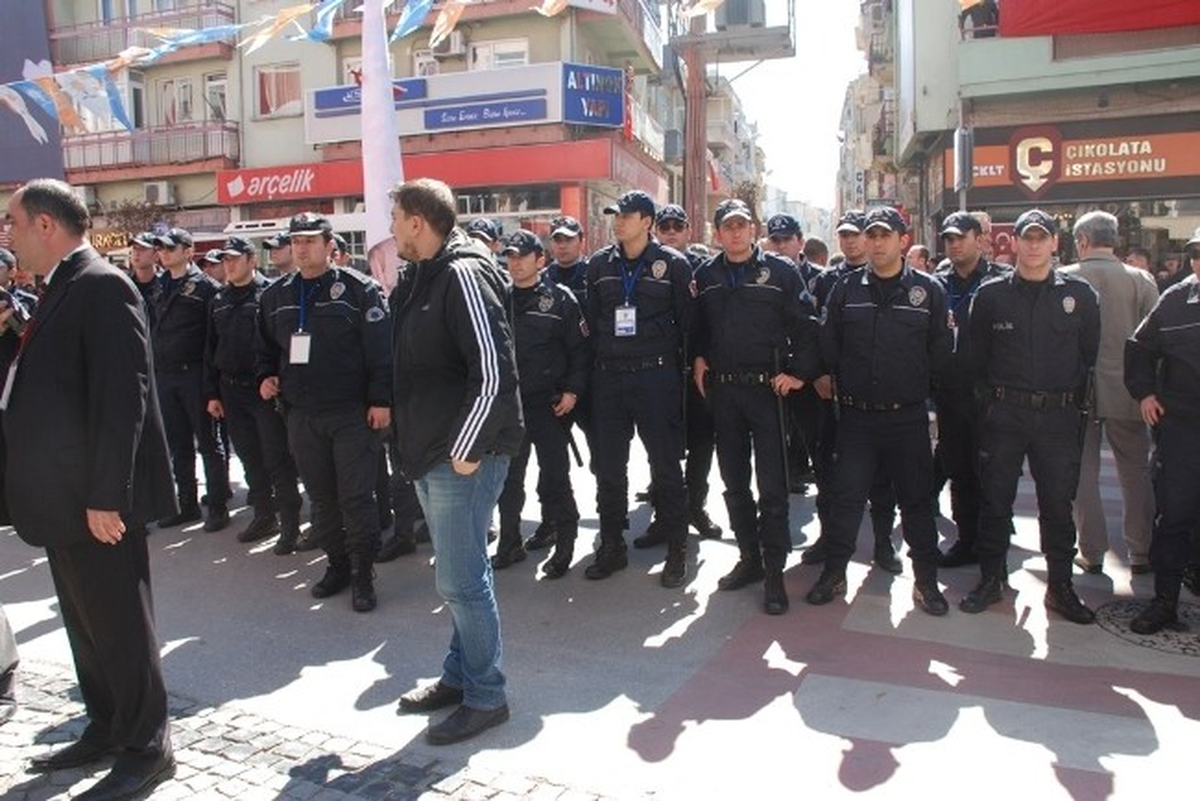 AK Partililer ile Karşıt Görüşlüler Arasında Pankart Kavgası