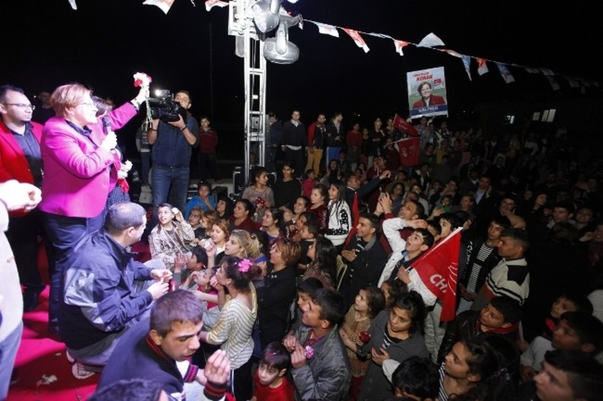 CHP\'li Pektaş\'a "Roman Havalı" Karşılama