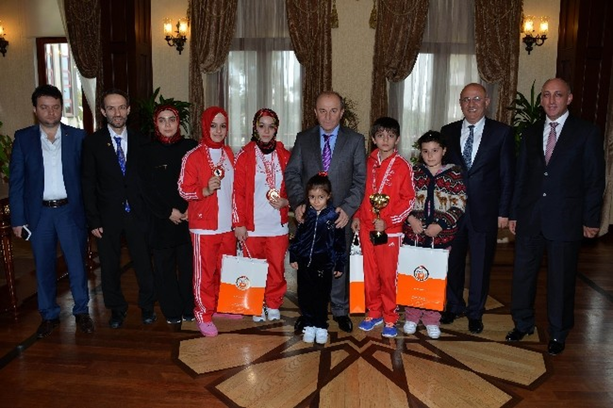 Dünya Wushu Şampiyonası Birincillerinden Vali Öztürk\'e Ziyaret