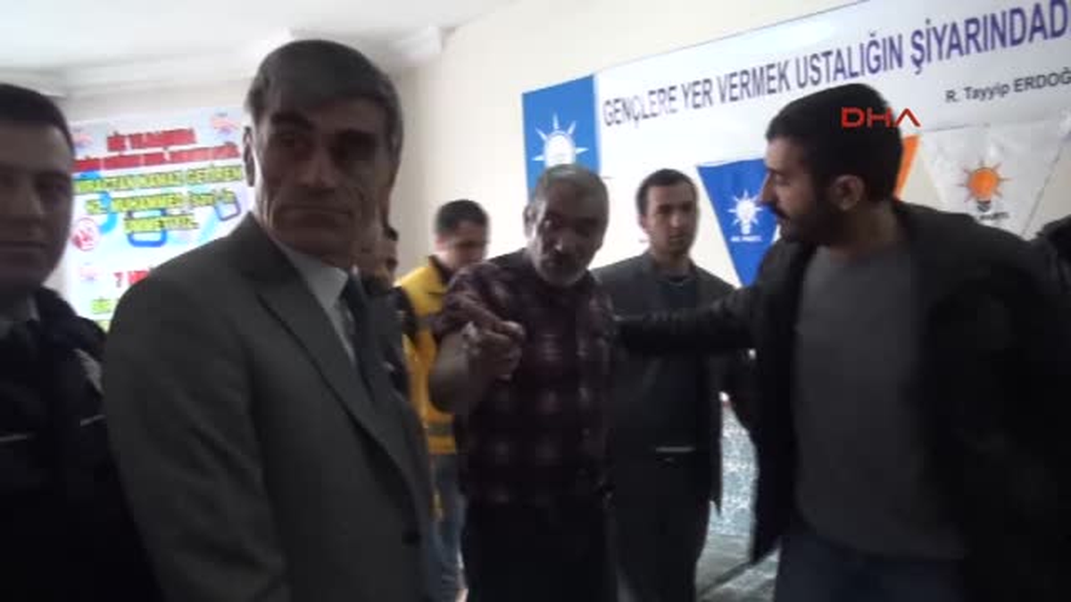 AK Parti İl Başkanlığı\'nda Kendini Yakmaya Kalktı