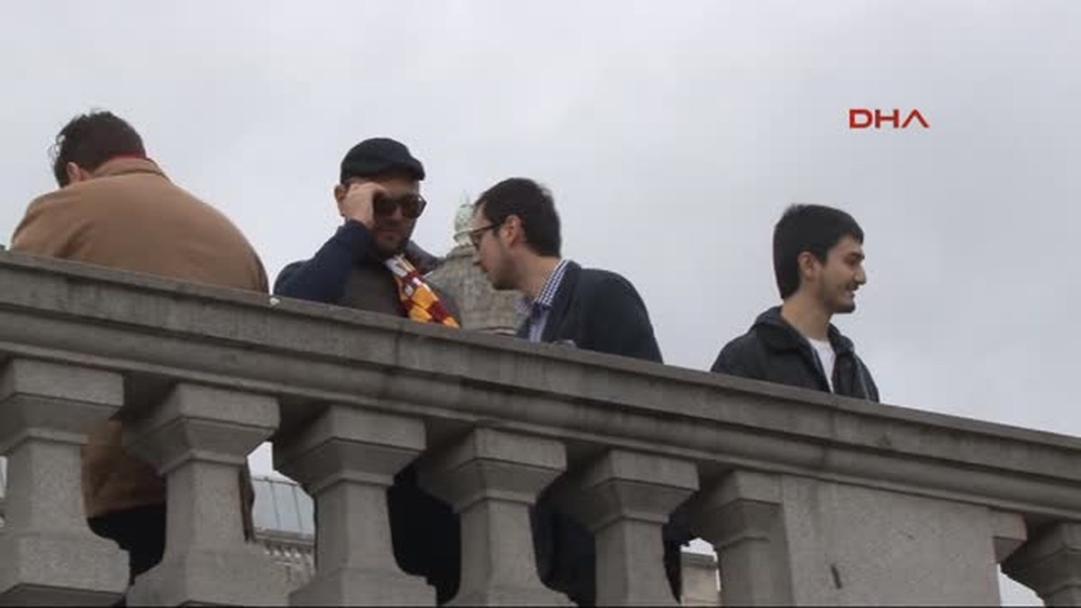 Galatasaray Maçı Öncesinde Stamford Brıgde Stadı Çevresinden Taraftar Manzaraları