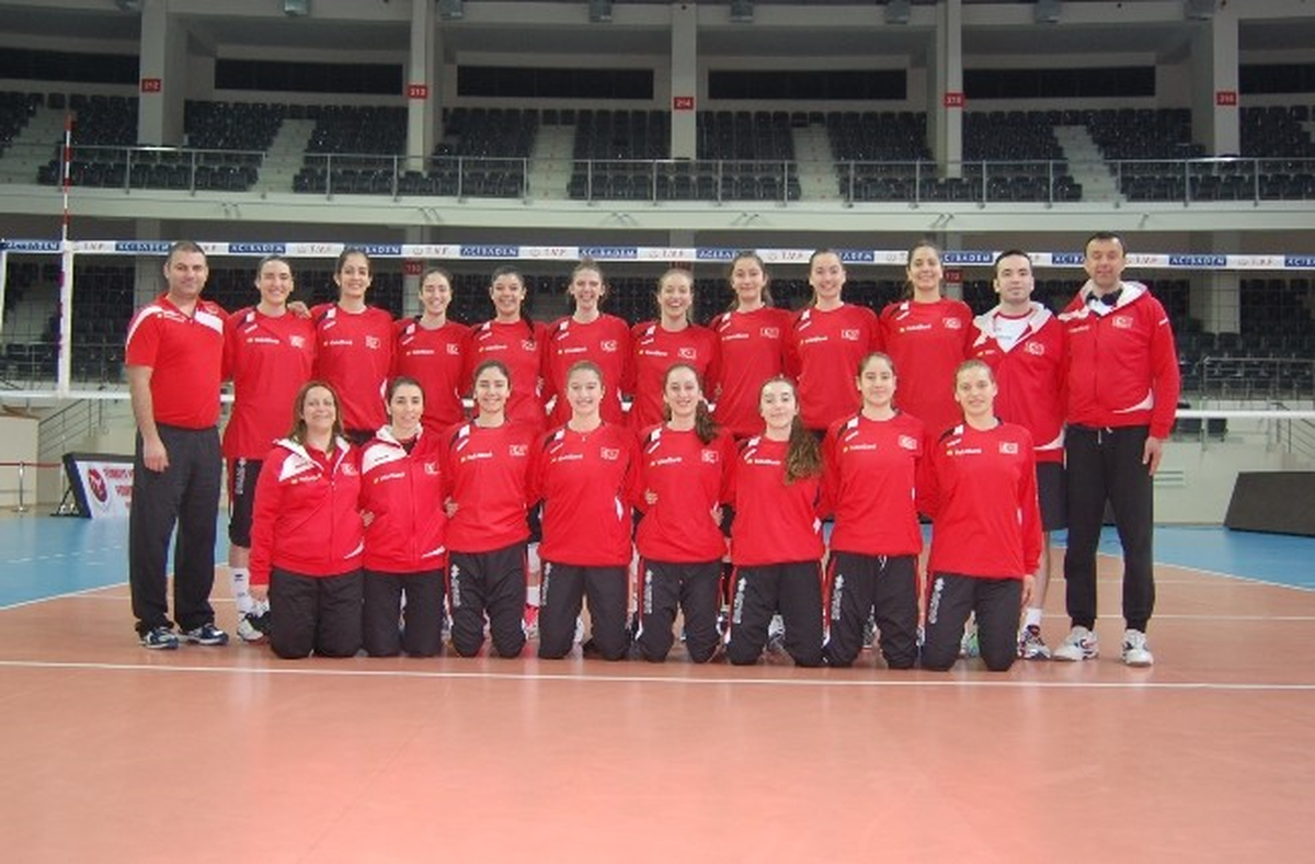 Genç Voleybolcular Kampa Girdi