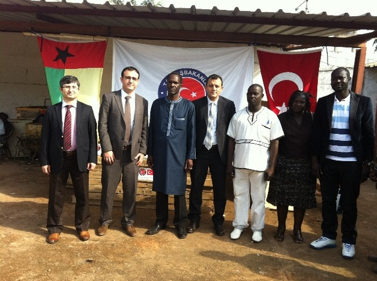 Gine\'de Bissau Belediyesi\'ne Ekipman Desteği