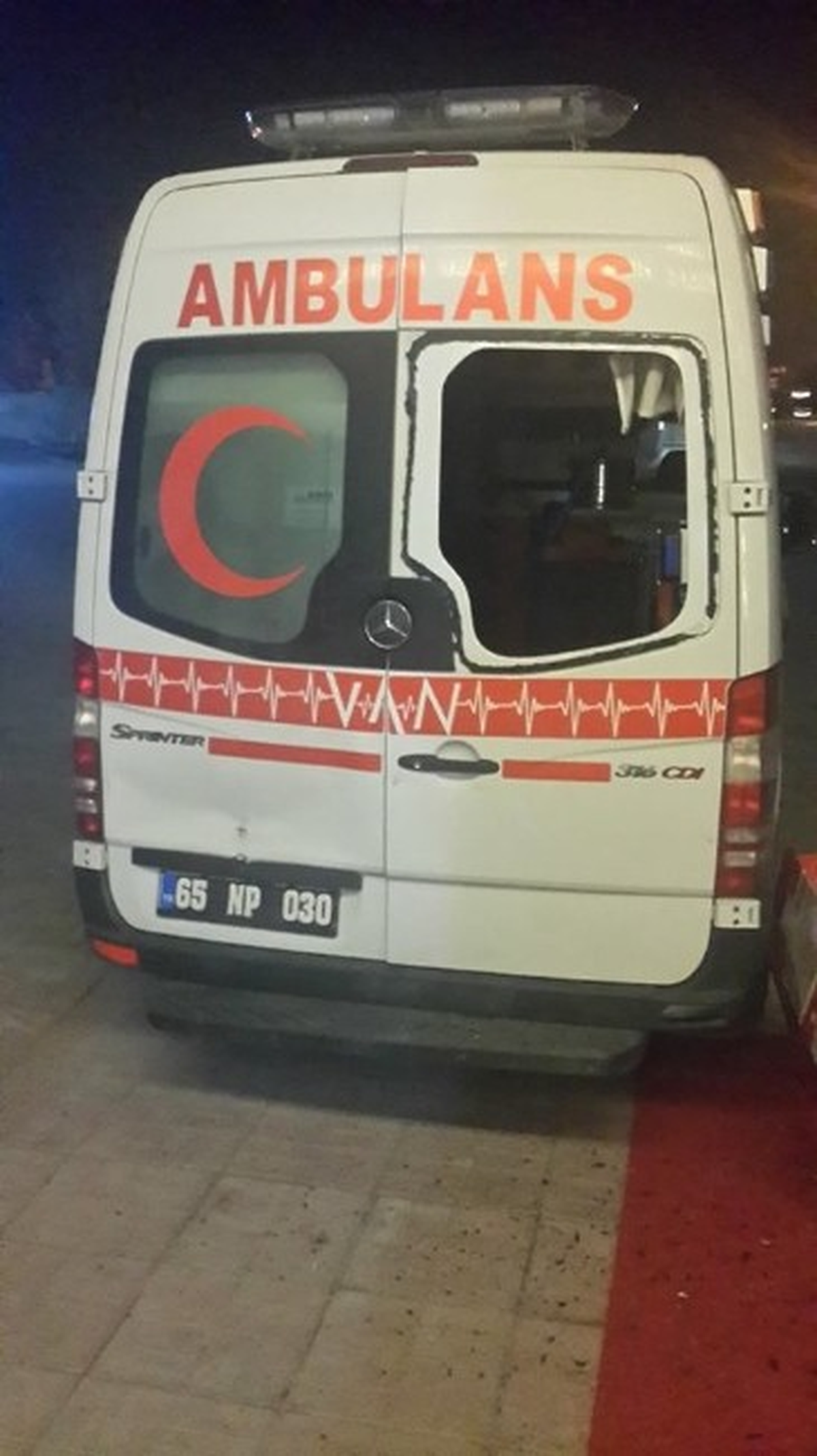 Van\'da Hasta Almaya Giden Ambulansa Taşlı Saldırı