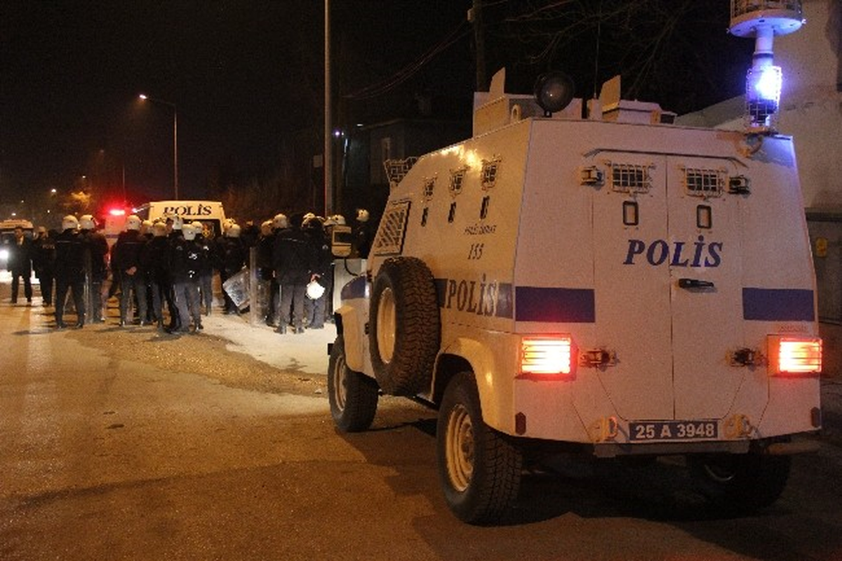 Erzurum\'da Karşıt Görüşlü İki Grup Tartıştı