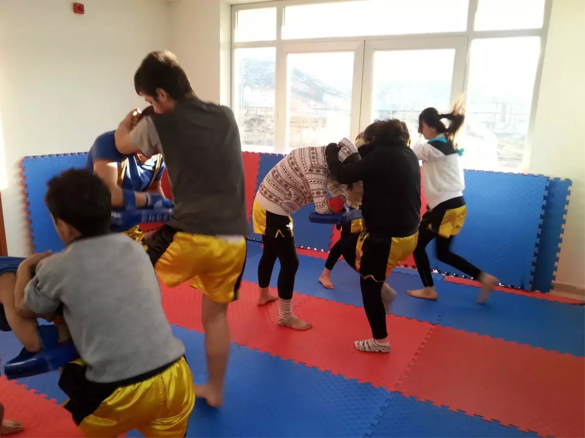 Kaymakamlıktan Muay Thai Kursuna Malzeme Desteği