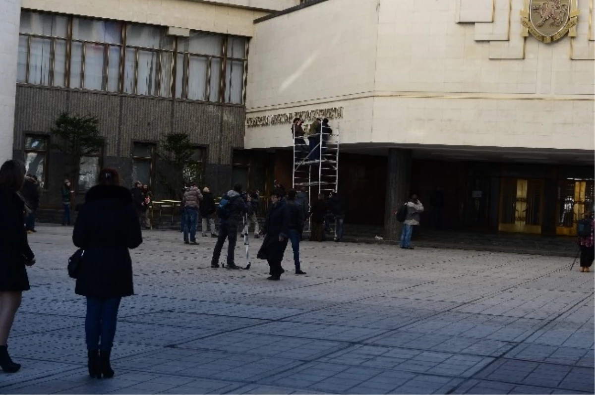 Kırım Parlamentosundaki "Kırım Özerk Cumhuriyeti" Yazısı Söküldü