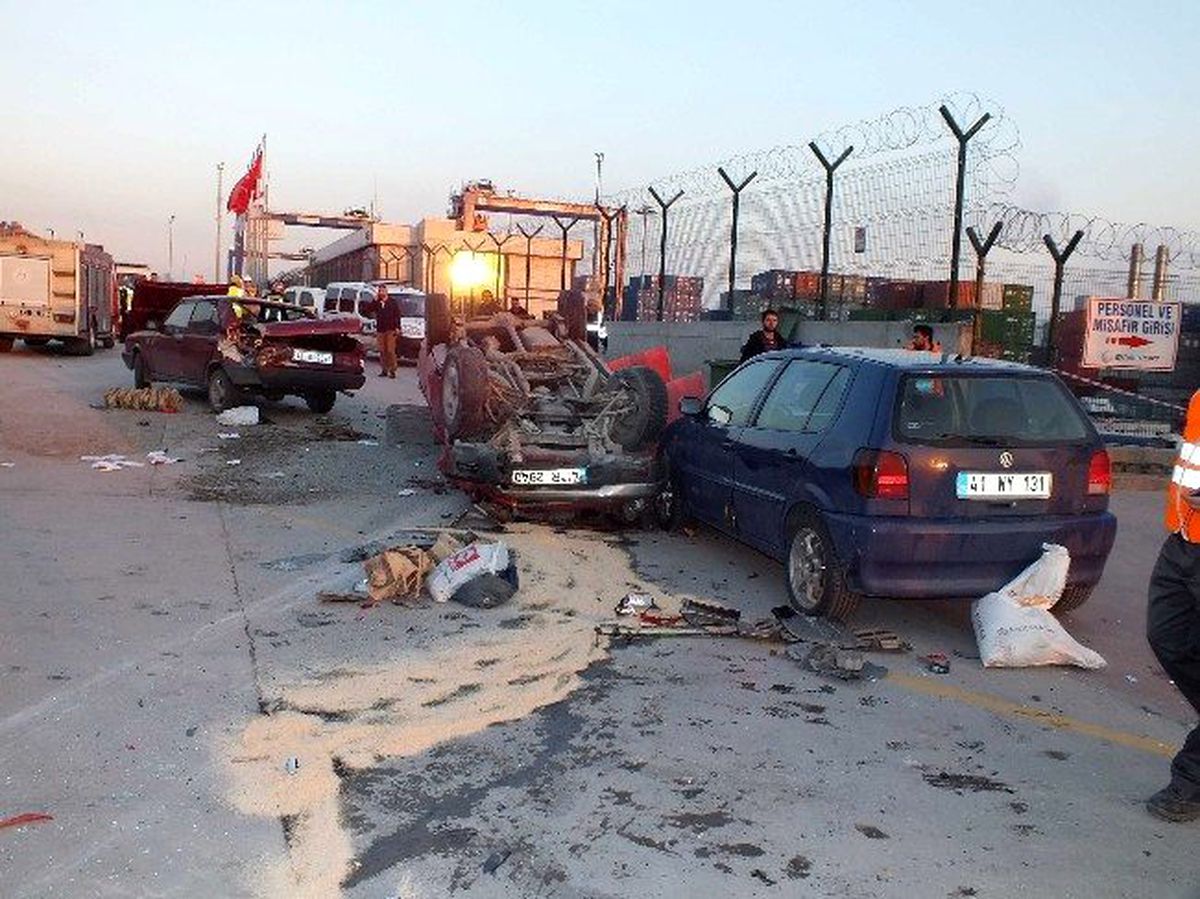 Körfez\'de Trafik Kazası: 2 Yaralı