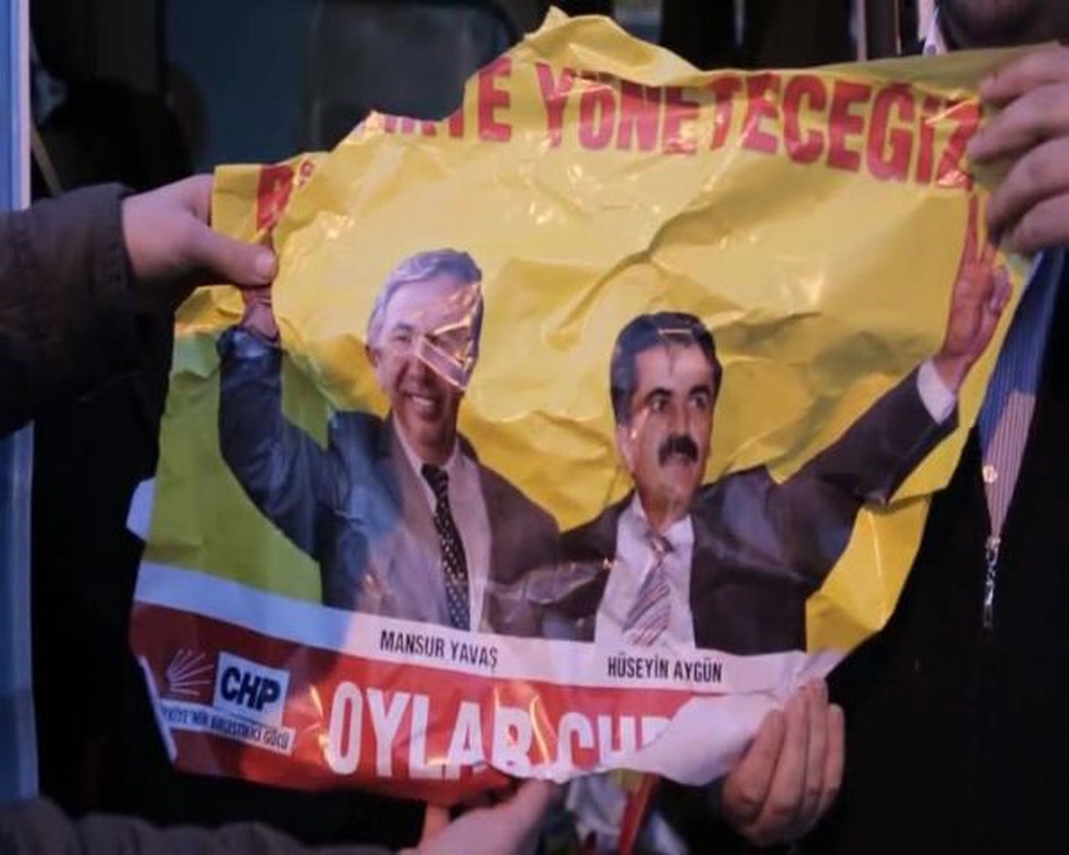 Mansur Yavaş\'la İlgili Korsan Afiş Asanlar Yakalandı