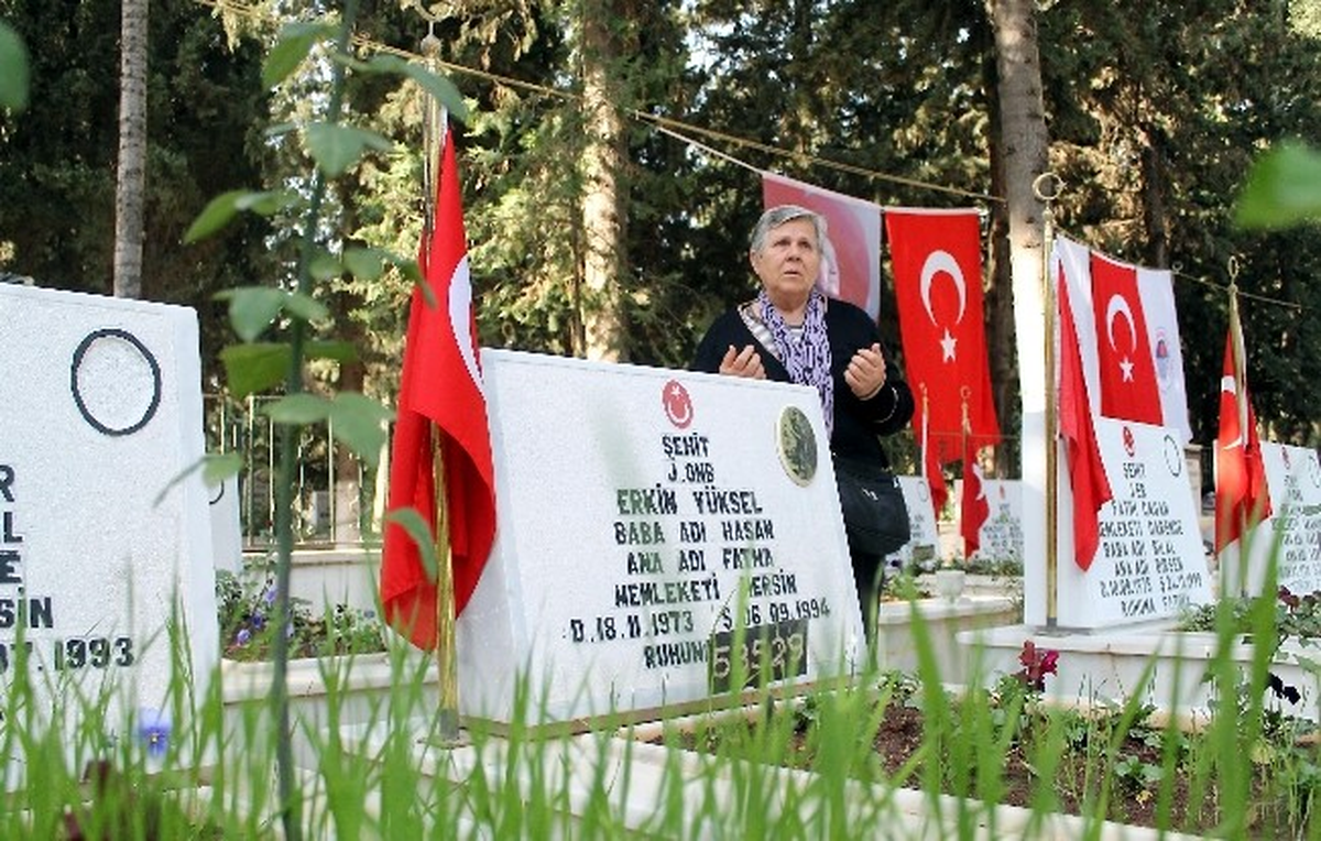 Mersin Şehitliğinde Hüzünlü Tören