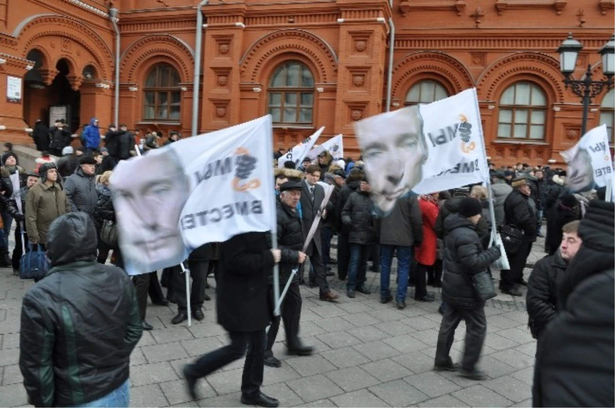 Moskova\'da Kırım\'ın Rusya\'ya Katılmasına Destek Gösterisi