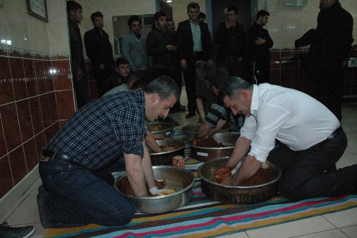 Muhtar Adayı, Bin 500 Seçmenine Çiğköfte İkram Etti