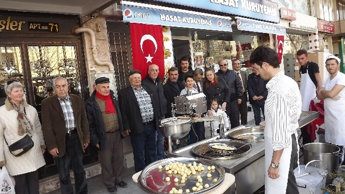 Muhtar Adayı Şehitler İçin Lokma Dağıttı