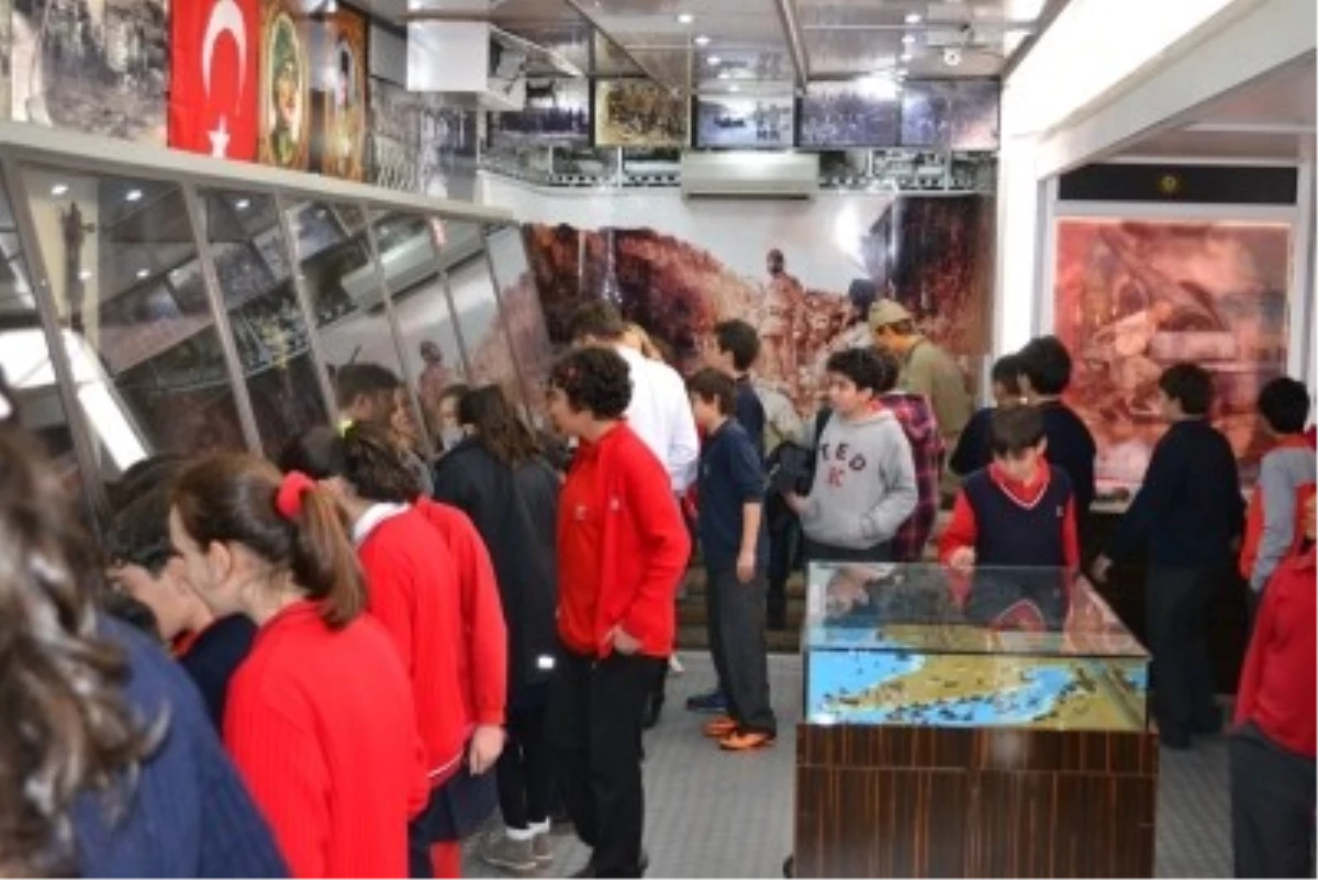 Öğrenciler Çanakkale Gezici Müzesini Ziyaret Etti